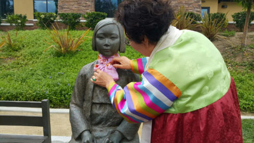 20150509 Yongsoo Lee visits Peace Monument 1