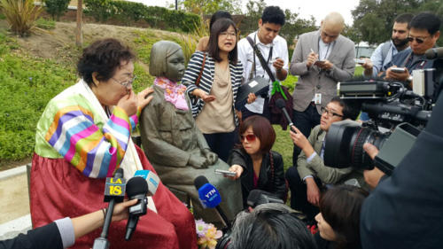 20150509 Yongsoo Lee visits Peace Monument 2